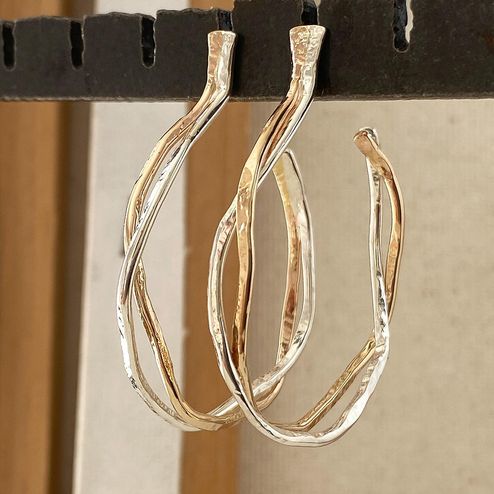 Interlocking Two-Tone Hoops